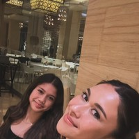 Sarah sendiri diketahui saat ini tinggal bersama Nana dan Andrew di Bali. Ia memiliki seorang kakak laki-laki bernama Jason yang sedang menempuh pendidikan di Australia. Foto: Instagram/@nanamirdad_