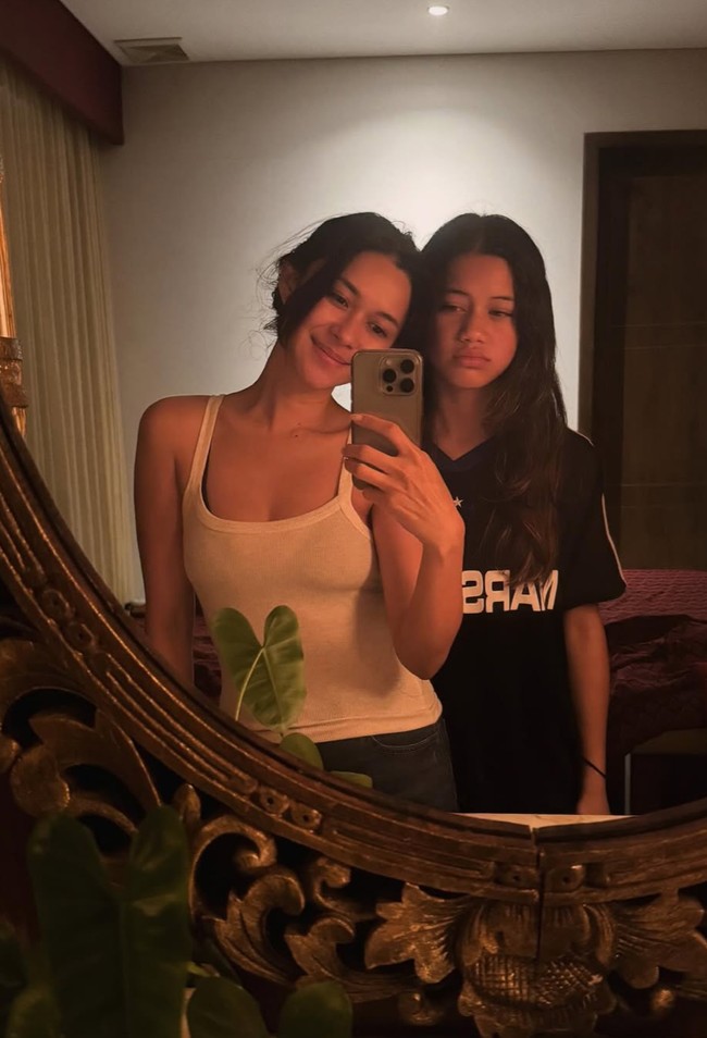 “Sayangku, kamu adalah gadis yang baik, lembut, dan begitu perhatian kepada semua orang di sekitarmu. Melihatmu tumbuh adalah anugerah besar, dan aku sangat bersyukur untuk itu. Aku menghargai setiap kenangan yang kita buat dan tak sabar menantikan semua momen indah di depan. Selamat ulang tahun ke-14, cintaku,” tulis Nana dalam bahasa Inggris. Foto: Instagram/@nanamirdad_