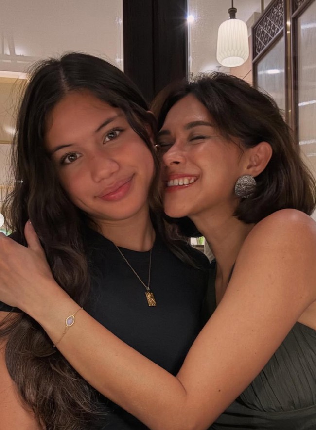 Meski punya perbedaan usia 24 tahun, Nana dan Sarah tetap kompak bak bestie. Keduanya juga kerap menghabiskan waktu bersama. Foto: Instagram/@nanamirdad_