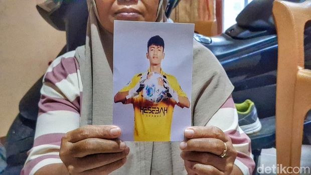 Nenek korban, Imas Siti Rohanah (52), saat menunjukan foto Rizki Nur Fadhilah (18)