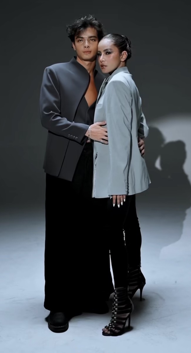 Olla tampil kenakan blazer abu-abu muda berpotongan longline dan fit. Ia memadukannya dengan celana panjang hitam ketat dan sepasang heels gladiator hitam. Foto: Instagram/@ollaramlan