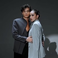 Olla tampil kenakan blazer abu-abu muda berpotongan longline dan fit. Ia memadukannya dengan celana panjang hitam ketat dan sepasang heels gladiator hitam. Foto: Instagram/@ollaramlan