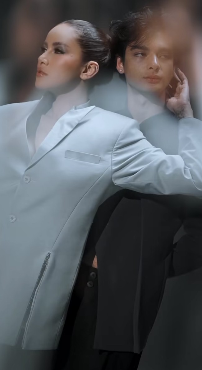Di look berbeda keduanya kembali tampil serasi dalam balutan blazer. Bergaya edgy, keduanya kembali memamerkan kedekatan mereka. Foto: Instagram/@ollaramlan