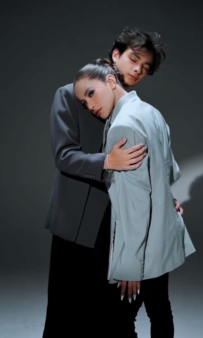 Sementara Tristan mengenakan blazer gelap dengan potongan open front berbentuk V yang dalam. Blazer tersebut dipadukan dengan celana panjang hitam berpotongan lebar warna senada. Foto: Instagram/@ollaramlan