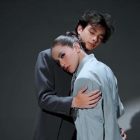 Sementara Tristan mengenakan blazer gelap dengan potongan open front berbentuk V yang dalam. Blazer tersebut dipadukan dengan celana panjang hitam berpotongan lebar warna senada. Foto: Instagram/@ollaramlan