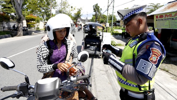 Petugas Satuan Lalu Lintas memeriksa surat izin mengemudi pengendara motor pada Operasi Zebra Otanaha 2025 di Kota Gorontalo, Gorontalo, Rabu (19/11/2025). Polresta Gorontalo Kota bersama Polisi Militer Angkatan Darat (AD) dan Dinas Perhubungan menggelar Operasi Zebra Otanaha 2025 sebagai bagian dari upaya Polri untuk menurunkan angka pelanggaran, kecelakaan dan risiko korban kecelakaan lalu lintas. ANTARA FOTO/Adiwinata Solihin/bar