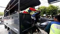Bantuan Polisi (banpol) mengangkut motor yang terjaring Operasi Zebra Otanaha 2025 di Kota Gorontalo, Gorontalo, Rabu (19/11/2025). Penindakan dilakukan terhadap kendaraan yang melanggar aturan, termasuk tanpa dokumen sah atau modifikasi tidak sesuai standar. ANTARAFOTO/Adiwinata Solihin