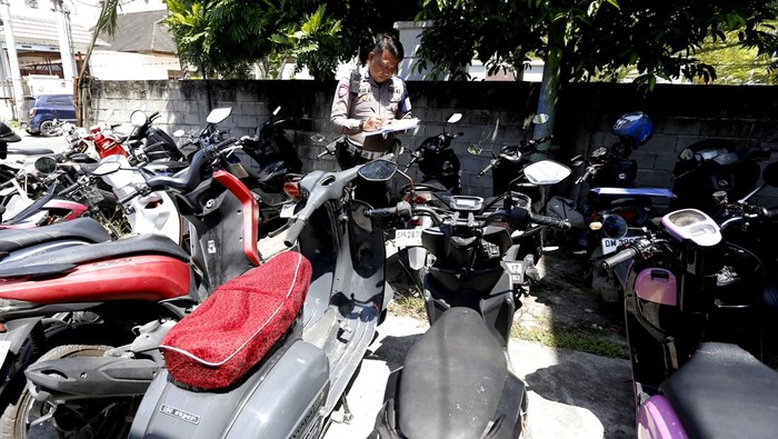 Petugas Satuan Lalu Lintas memeriksa surat izin mengemudi pengendara motor pada Operasi Zebra Otanaha 2025 di Kota Gorontalo, Gorontalo, Rabu (19/11/2025). Polresta Gorontalo Kota bersama Polisi Militer Angkatan Darat (AD) dan Dinas Perhubungan menggelar Operasi Zebra Otanaha 2025 sebagai bagian dari upaya Polri untuk menurunkan angka pelanggaran, kecelakaan dan risiko korban kecelakaan lalu lintas. ANTARA FOTO/Adiwinata Solihin/bar