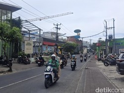 Foto: Pantai Berawa dan Pantai Batu Bolong tak seramai biasanya dan beberapa toko memilih untuk tutup saat Galungan, Rabu (19/11/2025). Jumlah wisatawan yang memenuhi jalan terlihat tak sebanyak biasanya dan beberapa toko memilih untuk tutup. Kendaraan melintas dengan lancar tanpa kemacetan berarti. (Fabiola Dianira)
