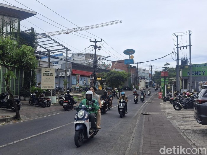 Pantai Berawa dan Pantai Batu Bolong tak seramai biasanya dan beberapa toko memilih untuk tutup saat Galungan, Rabu (19/11/2025). (Fabiola Dianira)