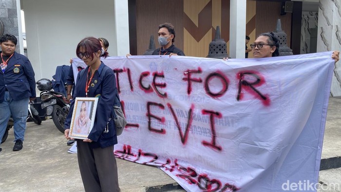 Para mahasiswa Untag mendatangi Mapolda Jateng untuk audiensi buntut kasus kematian dosennya, di Gedung Borobudur Mapolda Jateng, Kecamatan Semarang Selatan, Rabu (19/11/2025).