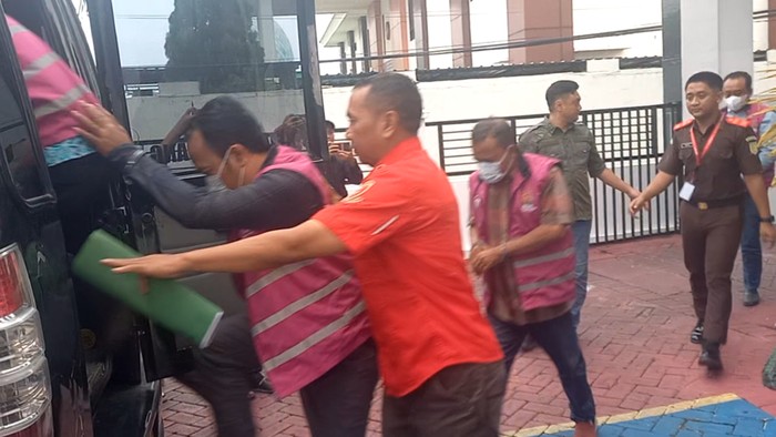 Para tersangka korupsi PEN ditahan di Kejari Sampang