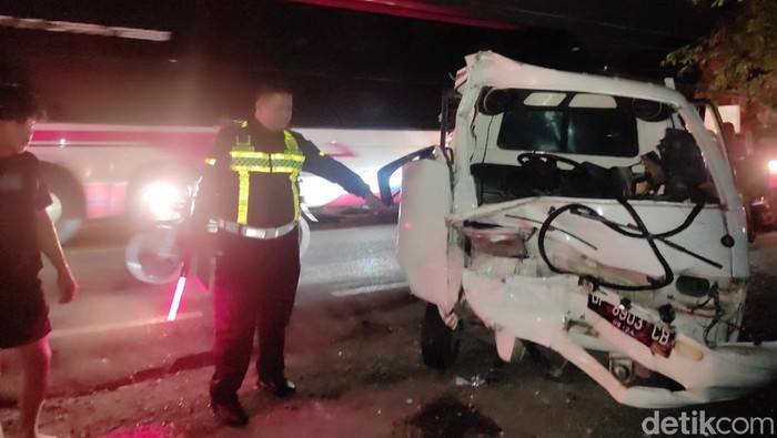 Kecelakaan lalu lintas terjadi antara sebuah truk dengan mobil pikap yang membuat itik di Kota Parepare, Sulawesi Selatan (Sulsel).