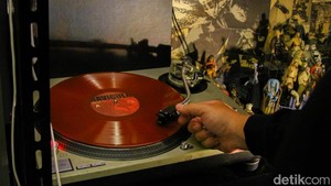 Di antara kedai kopi, toko thrift, dan kios kuliner, area penjualan piringan hitam menjadi ruang yang memiliki daya tarik tersendiri. Koleksi yang dijual pun beragam—mulai dari album lawas, rilisan ulang, hingga vinyl edisi langka yang diburu kolektor.