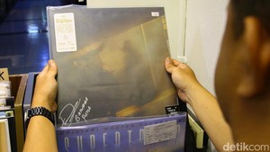 Bahkan pada tahun 2024 lalu, musisi internasional Ed Sheeran sempat mendatangi Pasar Santa dan membagikan vinyl album Divide nya kepada beberapa penggemar dan pedagang vinyl di Pasar Santa.