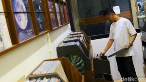 Harga vinyl di Pasar Santa pun variatif, mulai dari Rp50 ribu hingga jutaan rupiah tergantung kondisi dan kelangkaan.