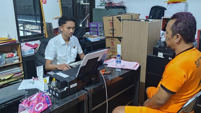 Pelaku penggelapan, Elyas Sutiyono (44), saat menjalani pemeriksaan di Mapolres Wonogiri.