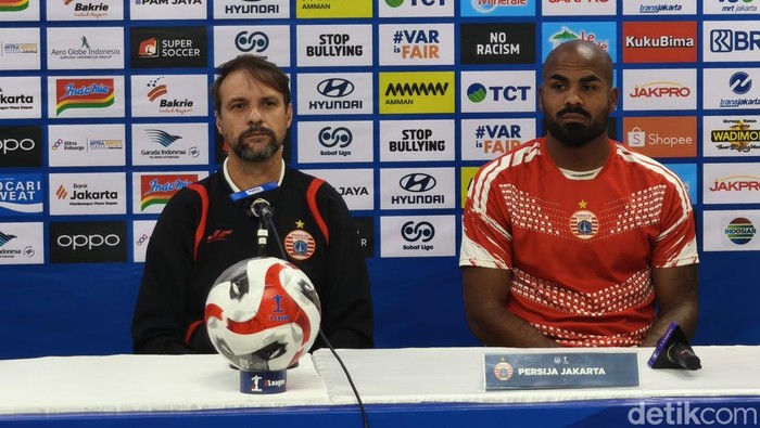 Pelatih Persija Jakarta, Mauricio Souza, saat konferensi pers di Stadion Manahan Solo, Rabu (19/11/2025).