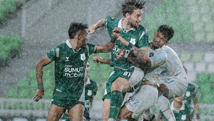 Pemain PSMS Medan duel dengan pemain PSPS Pekanbaru. (Foto: Dok. Instagram PSMS Medan)