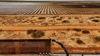 Drone merekam deretan panel baja yang menunggu dipasang di kawasan perbatasan Santa Teresa. REUTERS/Jose Luis Gonzalez