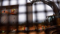 Kendaraan konstruksi dan pekerja terlihat di garis perbatasan dekat Ciudad Juarez saat pengerjaan segmen baru tembok AS–Meksiko. REUTERS/Jose Luis Gonzalez