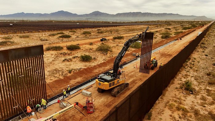 A drone view of machinery and workers during the construction of a new section of the border wall in Santa Teresa, New Mexico, on the U.S.-Mexico border, as seen from Ciudad Juarez, Mexico, November 18, 2025. REUTERS/Jose Luis Gonzalez