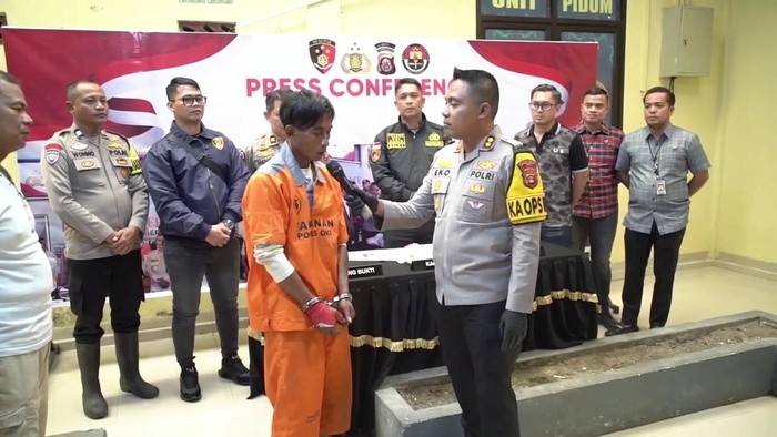 Polisi saat menginterogasi pelaku yang membunuh temannya di OKI