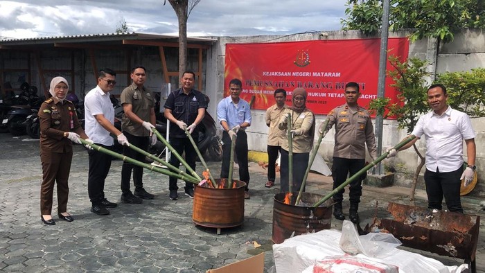 Kejari Mataram bersama stakholder terkait musnahkan barang bukti sejumlah kasus tindak pidana, Rabu (19/11/2025). (Foto : dok Kejari Mataram).
