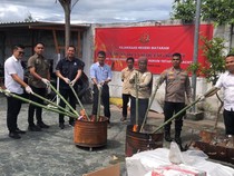 Kejari Mataram Musnahkan Sajam-Pecahan Kaca Barang Bukti Kekerasan-Asusila