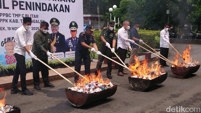 Pemusnahan barang bukti rokok dan miras ilegal di Pendapa Manggala Praja Nugraha Trenggalek.