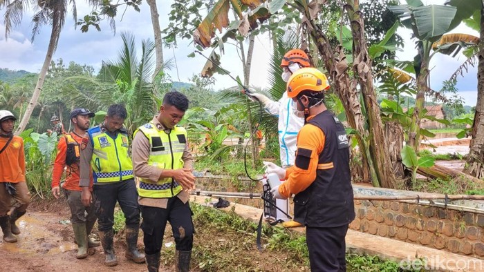 Tim SAR gabungan disemprot cairan disinfektan untuk menghindari penularan bakteri usai operasi pencarian korban longsor Desa Cibeunying, Kecamatan Majenang, Kabupaten Cilacap, Rabu (19/11/2025).