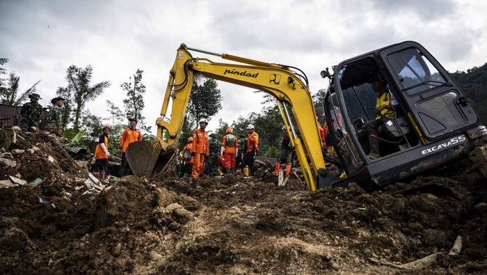 Tim SAR gabungan berusaha mengevakuasi korban bencana tanah longsor di Dusun Situkung, Desa Pandanarum, Kecamatan Pandanarum, Kabupaten Banjarnegara, Jawa Tengah, Rabu (19/11/2025). Pada hari keempat pukul 13.48 WIB, tim SAR gabungan berhasil mengevakuasi satu jenazah korban yang tertimbun tanah longsor, dan pencarian terhadap 25 korban lainnya yang diduga masih tertimbun terus dilanjutkan. ANTARA FOTO/Aprillio Akbar/rwa.