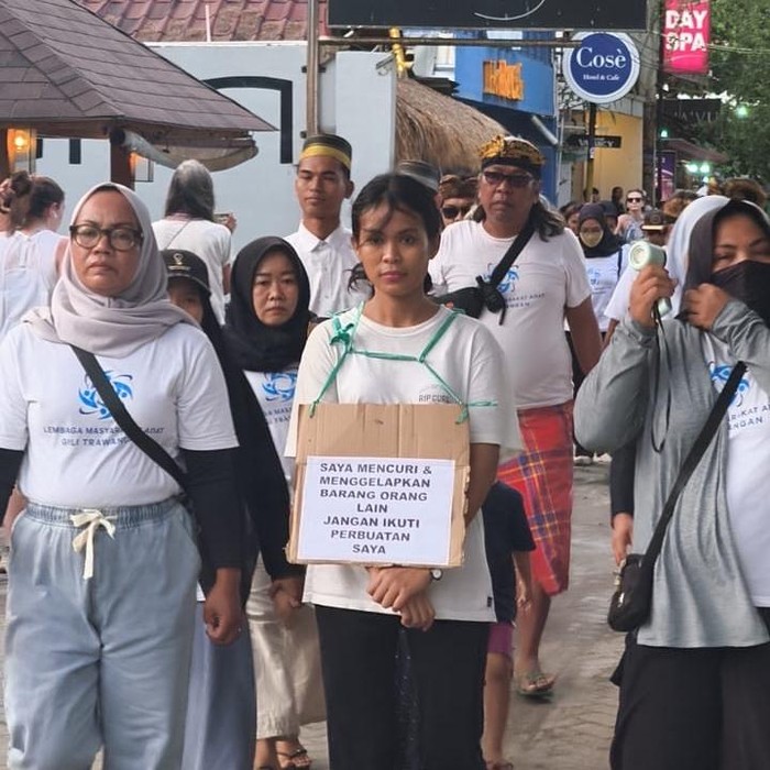 Pencuri sepeda listrik berinisial MND diarak warga di Jalan Wisata Gili Trawangan, Senin (17/11/2025). (Dok. Hasanuddin)