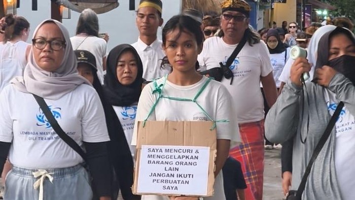 Pencuri sepeda listrik berinisial MND diarak warga di Jalan Wisata Gili Trawangan, Senin (17/11/2025). (Dok. Hasanuddin)