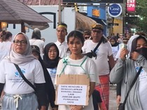 Kerap Tipu Warga dan Curi Sepeda, Perempuan Diarak Keliling Gili Trawangan