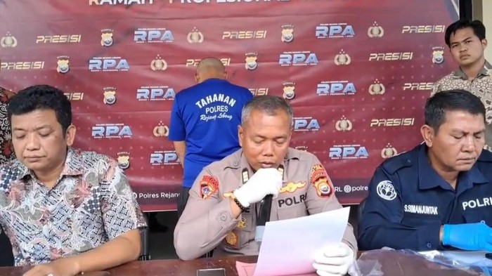 Ayah yang aniaya bayinya hingga tewas saat dihadirkan dalam press realase di Rejang Lebong