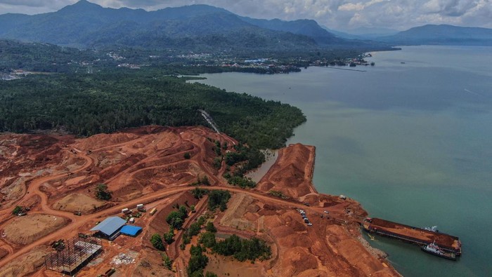 Sejumlah personel Polisi Khusus Pengelolaan Pesisir dan Pulau-pulau Kecil (Polsus PWP3K) Ditjen PSDKP memasang papan penghentian sementara aktivitas pemanfaatan ruang laut oleh PT. Dwimitra Multiguna Sejahtera seluas 5,8 hektare di Kecamatan Lasolo, Kabupaten Konawe Utara, Sulawesi Tenggara, Rabu (19/11/2025). Kementerian Kelautan dan Perikanan (KKP) melalui Direktorat Jenderal Pengawasan Sumber Daya Kelautan dan Perikanan (PSDKP) memberhentikan sementara pemanfaatan ruang laut tiga perusahaan di Sulawesi Tenggara karena tidak memiliki izin persetujuan kesesuaian kegiatan pemanfaatan ruang laut (PKKPRL) serta pelanggaran izin reklamasi yang berpotensi menimbulkan kerusakan lingkungan wilayah pesisir. ANTARA FOTO/Andry Denisah