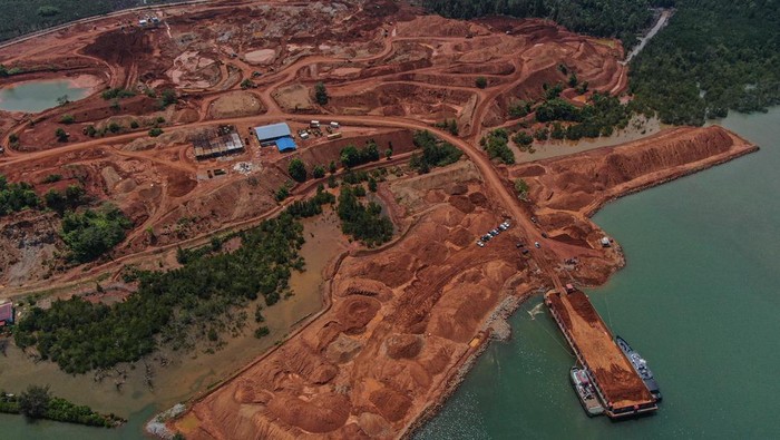 Sejumlah personel Polisi Khusus Pengelolaan Pesisir dan Pulau-pulau Kecil (Polsus PWP3K) Ditjen PSDKP memasang papan penghentian sementara aktivitas pemanfaatan ruang laut oleh PT. Dwimitra Multiguna Sejahtera seluas 5,8 hektare di Kecamatan Lasolo, Kabupaten Konawe Utara, Sulawesi Tenggara, Rabu (19/11/2025). Kementerian Kelautan dan Perikanan (KKP) melalui Direktorat Jenderal Pengawasan Sumber Daya Kelautan dan Perikanan (PSDKP) memberhentikan sementara pemanfaatan ruang laut tiga perusahaan di Sulawesi Tenggara karena tidak memiliki izin persetujuan kesesuaian kegiatan pemanfaatan ruang laut (PKKPRL) serta pelanggaran izin reklamasi yang berpotensi menimbulkan kerusakan lingkungan wilayah pesisir. ANTARA FOTO/Andry Denisah