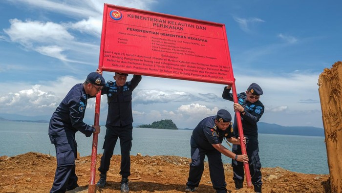 Sejumlah personel Polisi Khusus Pengelolaan Pesisir dan Pulau-pulau Kecil (Polsus PWP3K) Ditjen PSDKP memasang papan penghentian sementara aktivitas pemanfaatan ruang laut oleh PT. Dwimitra Multiguna Sejahtera seluas 5,8 hektare di Kecamatan Lasolo, Kabupaten Konawe Utara, Sulawesi Tenggara, Rabu (19/11/2025). Kementerian Kelautan dan Perikanan (KKP) melalui Direktorat Jenderal Pengawasan Sumber Daya Kelautan dan Perikanan (PSDKP) memberhentikan sementara pemanfaatan ruang laut tiga perusahaan di Sulawesi Tenggara karena tidak memiliki izin persetujuan kesesuaian kegiatan pemanfaatan ruang laut (PKKPRL) serta pelanggaran izin reklamasi yang berpotensi menimbulkan kerusakan lingkungan wilayah pesisir. ANTARA FOTO/Andry Denisah