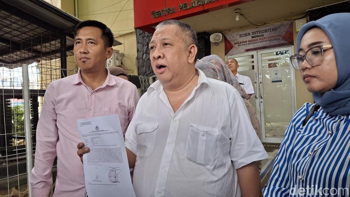 Kuasa hukum para korban, Anton Nurdin saat membuat laporan ke SPKT Polda Sumsel