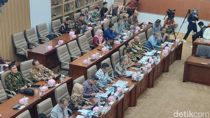 Pertamina rapat dengan Komisi VI