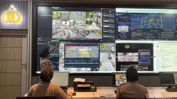 Petugas saat memantau arus lalu lintas di Medan dengan menggunakan sistem Smart City . (Kartika Sari/detikSumut)