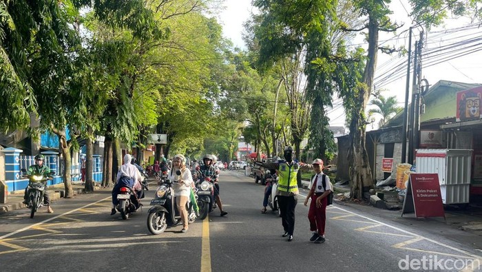 Petugas Satlantas Polres Malang bantu penyeberangan pejalan kaki
