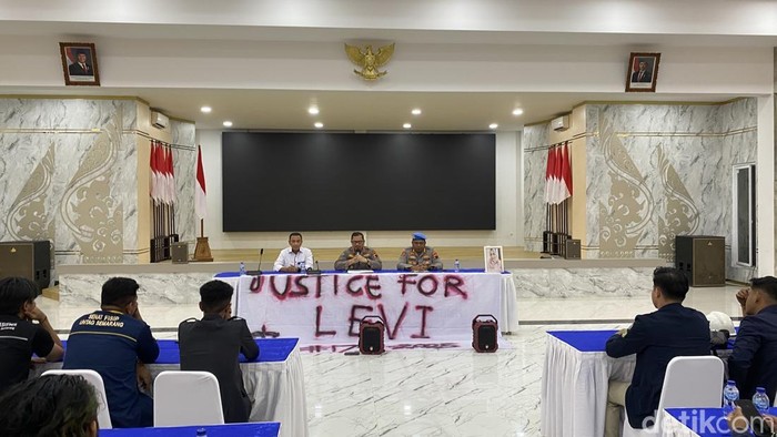 Kabid Humas Polda Jateng Kombes Artanto, Direktur Reserse Kriminal Umum (Dirreskrimum), dan Kabid Propam, Kombes Saiful Anwar menemui mahasiswa Untag di Gedung Borobudur Mapolda Jateng, Semarang Selatan, Rabu (19/11/2025).