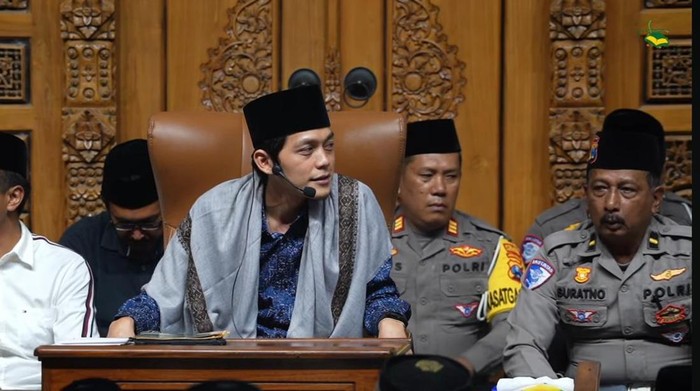 Polda Jatim menggandeng ulama Gus Iqdam untuk menyosialisasikan tertib lalu linta.