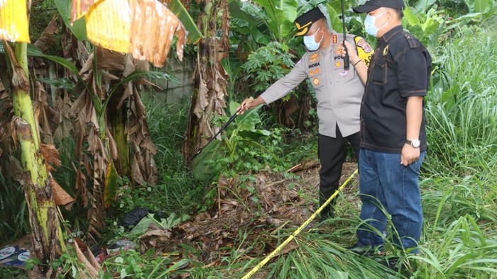 Polisi mengungkap awal mula penemuan jasad pria dibungkus dalam plastik dan karung di kebun pisang Kampung Bunder, Cikupa, Kabupaten Tangerang. (Dok istimewa).