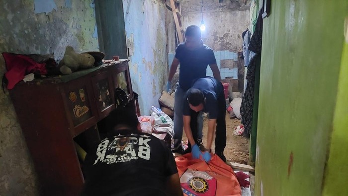 Polisi saat mengevakuasi jasad Suwandi di Sukabumi