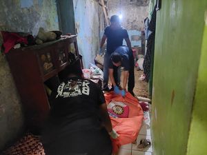 Bau Busuk dari Balik Pintu Bongkar Kematian Lansia Sukabumi
