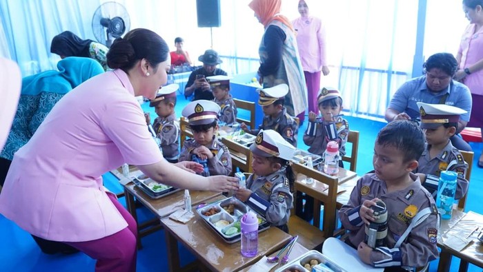 Polres Indragiri Hulu perdana mendistribusikan MBG ke 4 sekolah, Selasa (18/11/2025).
