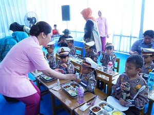 Beroperasi Perdana, Dapur SPPG Polres Inhu Distribusikan MBG ke 1.153 Siswa